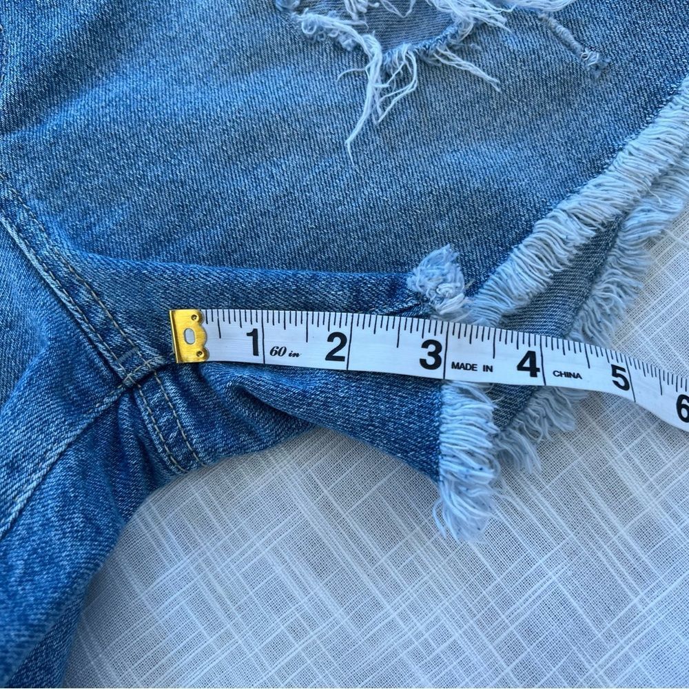 Guess Y2K Distressed Raw Hem Medium Wash Denim Jean Shorts SZ 30 - Picture 9 of 12